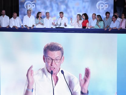 El dirigente del PP, Alberto Núñez Feijóo, en el balcón de la madrileña calle de Génova con otros miembros de su partido, este domingo.