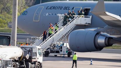 El avión medicalizado enviado por el Ministerio de Defensa para repatriar a un ciudadano vasco gravemente enfermo,  llega al aeropuerto de Bilbao procedente de Bangkok este domingo.