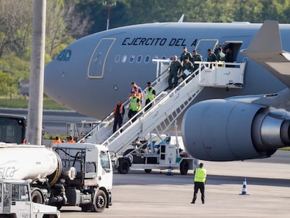 El avión medicalizado enviado por el Ministerio de Defensa para repatriar a un ciudadano vasco gravemente enfermo, llega al aeropuerto de Bilbao procedente de Bangkok este domingo.