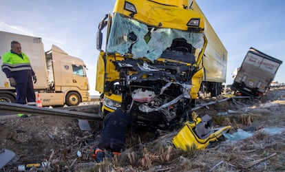 Estado de uno de los camiones tras el accidente, este sábado.