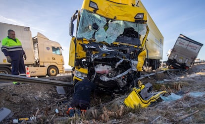 Estado de uno de los camiones tras el accidente, este sábado. 