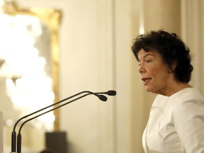 La ministra de Educaci&oacute;n y portavoz del Gobierno, Isabel Cela&aacute;, durante la conferencia en la tribuna &quot;F&oacute;rum Europa&quot;, donde fue presentada por la secretaria general del PSE, Idoia Mendia.