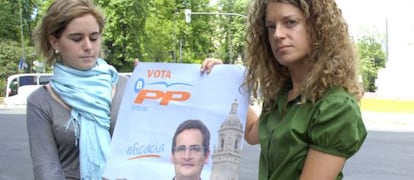 Nerea Alzola (derecha) exhibe un cartel electoral del PP vasco en 2007.