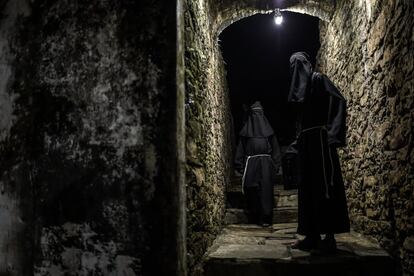 Fiéis se preparam para o início da Procissão do Fogaréu pelas ruas históricas de Ouro Preto, em Minas Gerais, na quinta-feira (18). Evento faz parte das celebrações religiosas da Semana Santa.