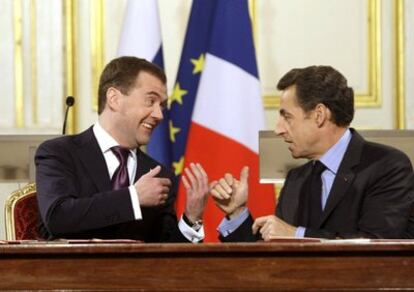 Sarkozy y Medvédev, durante la rueda de prensa posterior a la visita del mandatario ruso.