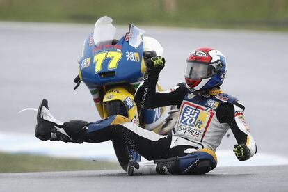 El piloto italiano Lorenzo Petrarca se cae al suelo durante una sesión de entrenamientos libres para el Gran Premio de Australia.