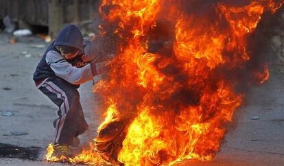 Un palestino quema una rueda este viernes en una protesta en Jerusal&eacute;n.