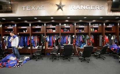 Un jugador de los Texas Rangers, en el vestuario del equipo de la MLB.