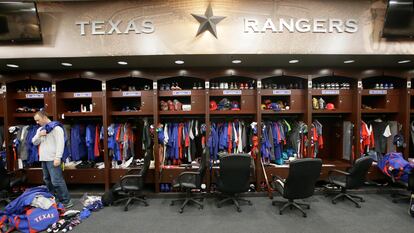 Un jugador de los Texas Rangers, en el vestuario del equipo de la MLB.