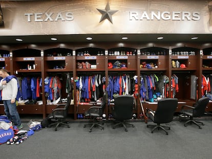 Un jugador de los Texas Rangers, en el vestuario del equipo de la MLB.