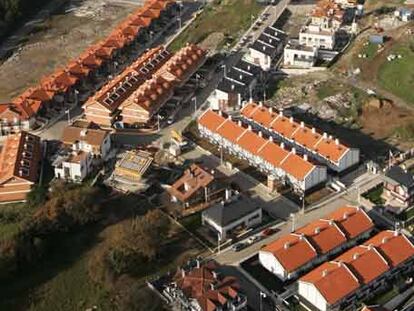 Masificación en Castro Urdiales, pueblo costero que multiplica su población en verano.