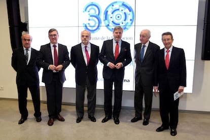 De izquierda a derecha, Mariano Jabonero, director de Educación de la Fundación Santillana; Marcial Marín, secretario de Estado de Educación; Ignacio Polanco, presidente de la Fundación Santillana, Íñigo Méndez de Vigo, ministro de Educación; Emilio Gilolmo, vicepresidente ejecutivo de la Fundación Telefónica, y Emiliano Martínez, director de la Semana de la Educación de la Fundación Santillana.