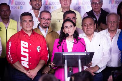 Alejandra del Moral junto a Alejandro Moreno y Jesús Zambrano, en una conferencia posterior al cierre de la jornada electoral, este domingo en Toluca.
