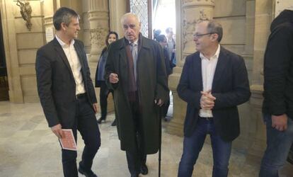 José Antonio Usandizaga (centro), sobrino del músico José María Usandizaga, conversa con el alcalde de San Sebastián, Juan Karlos Izagirre.