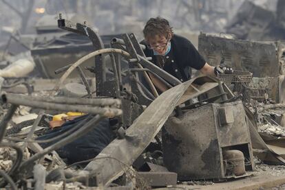 Kristine Pond se lamenta mientras busca entre los escombros de su casa familiar destruida por el fuego en Santa Rosa, California. 