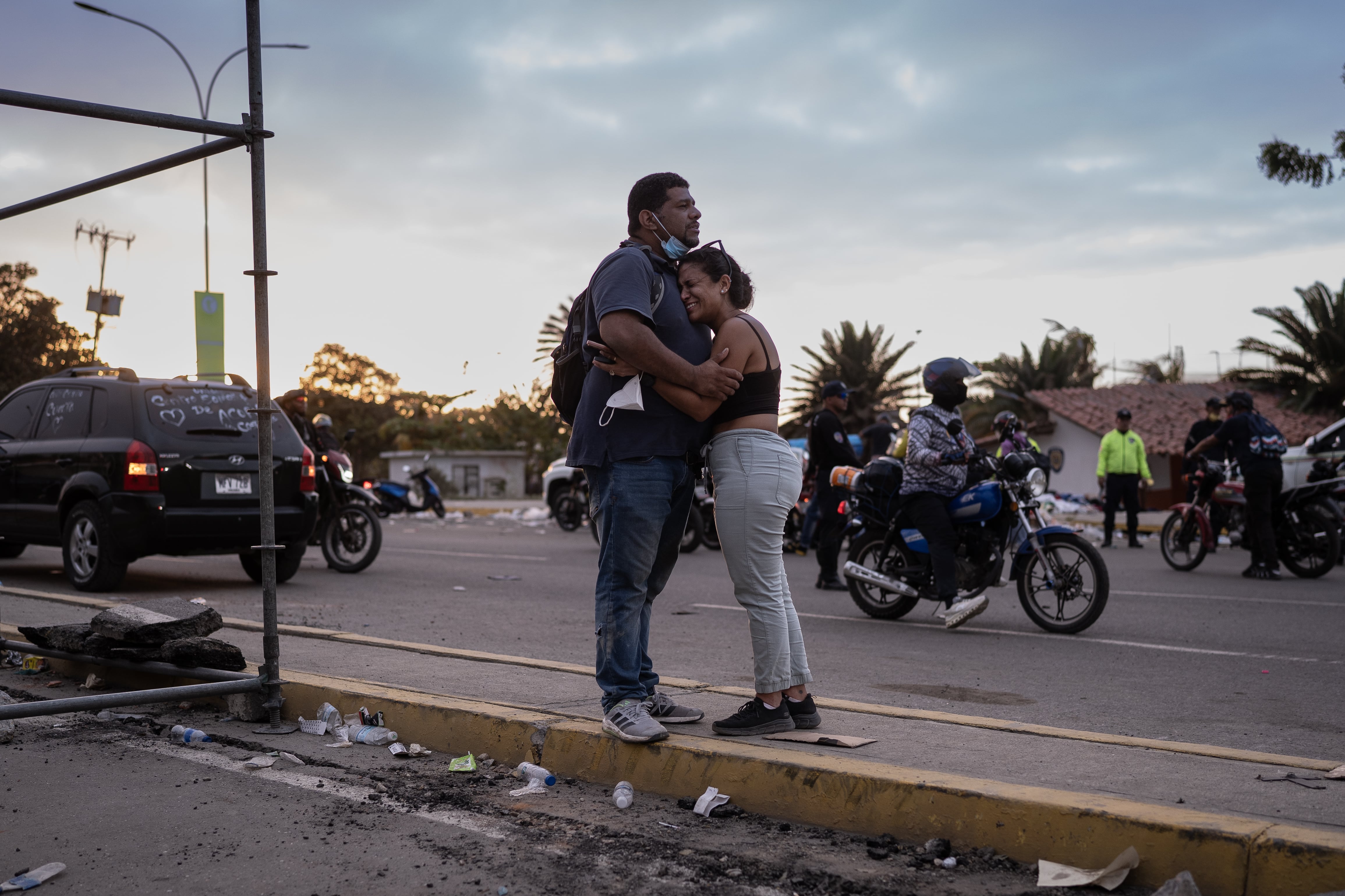 Dos víctimas se abrazan cerca a un edificio colapsado, en La Guaira, el 27 de junio de 2026.