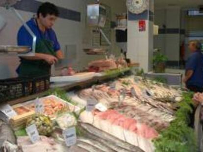 Una mujer compra en una pescadería.