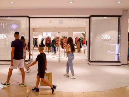 Varios viandantes frente a una tienda de Zara.