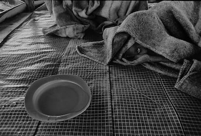 Una víctima de la hambruna que asoló Sudan en 1993 recibe agua en un centro de ayuda. 