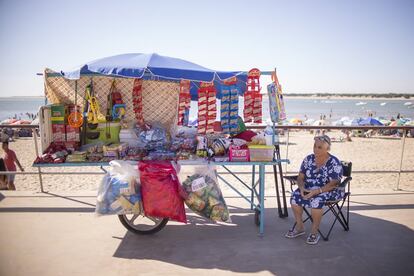 Josefa Rivera tiene un puesto de chucherías junto a la playa de Sanlúcar de Barrameda.