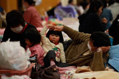 Una familia permanece en un refugio instalado en la ciudad de Soma, en la prefectura de Fukushima.