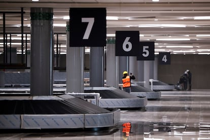 Miembros del ejército de México durante los trabajos de construcción del Aeropuerto Internacional "General Felipe Ángeles" en febrero de 2022 en el municipio de Zumpango, Estado de México.