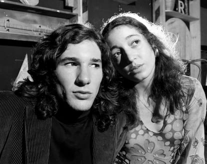 Un jovencsimo y melenudo Richard Gere junto a la actriz Vicki Sue Robinson en 1971.