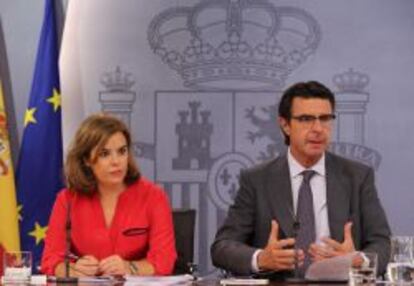 Soraya Sáenz de Santamaría, y José Manuel Soria durante la rueda de prensa posterior a la reunión del Consejo de Ministros.