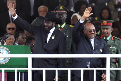 El presidente de Sudán del Sur, Salva Kiir (izquierda) y el de Sudán, Omar al Bachir, ayer en Juba, durante la celebración de la independencia.