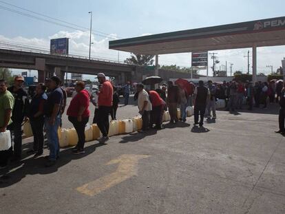 Conductores esperan para comprar gasolina, este jueves en la ciudad de Morelia.