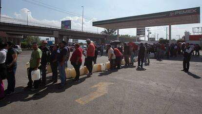 Conductores esperan para comprar gasolina, este jueves en la ciudad de Morelia.