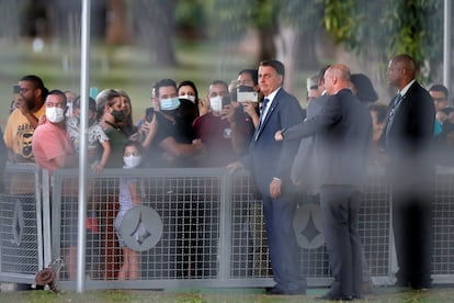 Bolsonaro diante de apoiadores no Palácio da Alvorada, no dia 19.