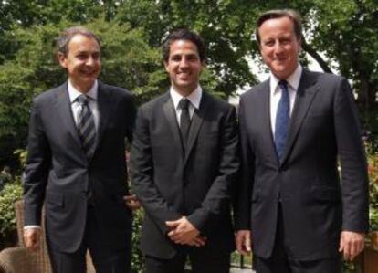 El presidente Rodríguez Zapatero, el futbolista Cesc Fàbregas y el primer ministro Cameron.