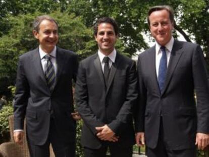 El presidente Rodríguez Zapatero, el futbolista Cesc Fàbregas y el primer ministro Cameron.