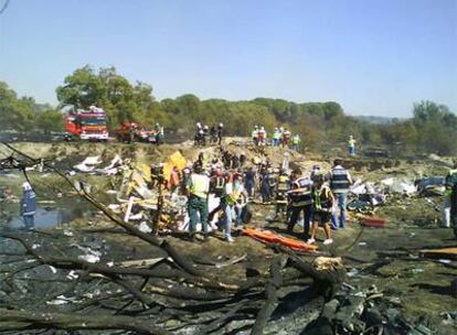 Bomberos y trabajadores de los servicios de emergencias, en el lugar del siniestro aéreo el pasado 20 de agosto.