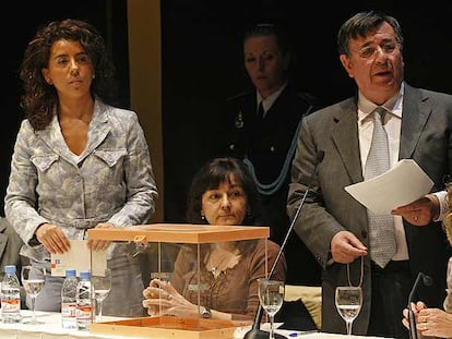 Guadalupe Bragado (de pie), durante la votación del pleno de investidura del sábado en Leganés.