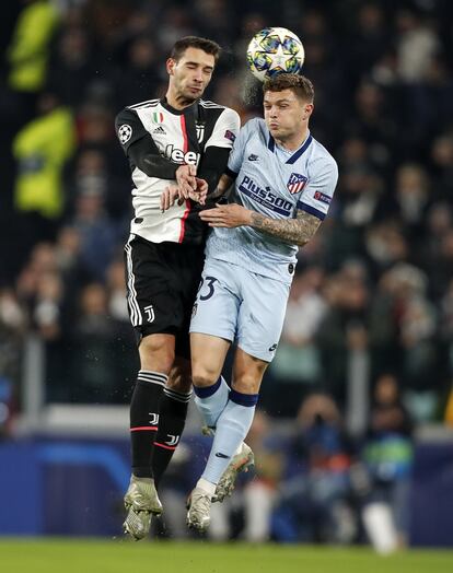 De Sciglio y Trippier disputan el balón. 