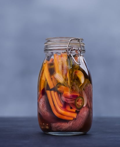 Berenjenas con ajo y hierbas, en frío.