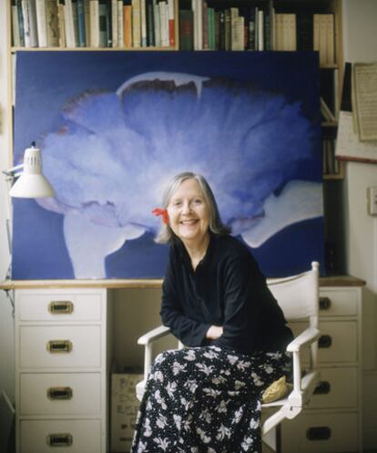 Dorothea Tanning, pintora y poeta, con uno de sus cuadros.