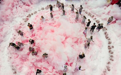 Un grupo de personas participa en una fiesta de espuma mezclada con agua de chile, durante un evento realizado para atraer turistas a la región famosa por la comida picante, en el condado de Ningxiang (China).