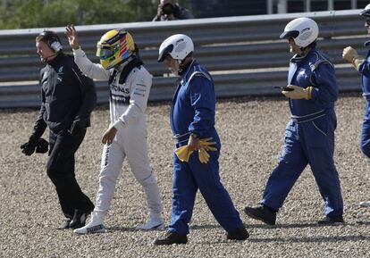 El británico Lewis Hamilton saluda a los aficionados tras sufrir un accidente con el nuevo monoplaza W05 en sus ensayos en el Circuito de Jerez (Cádiz).