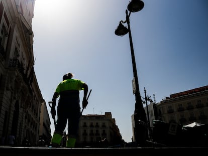 Un trabajador de la limpieza, este lunes en la Puerta del Sol, en Madrid.