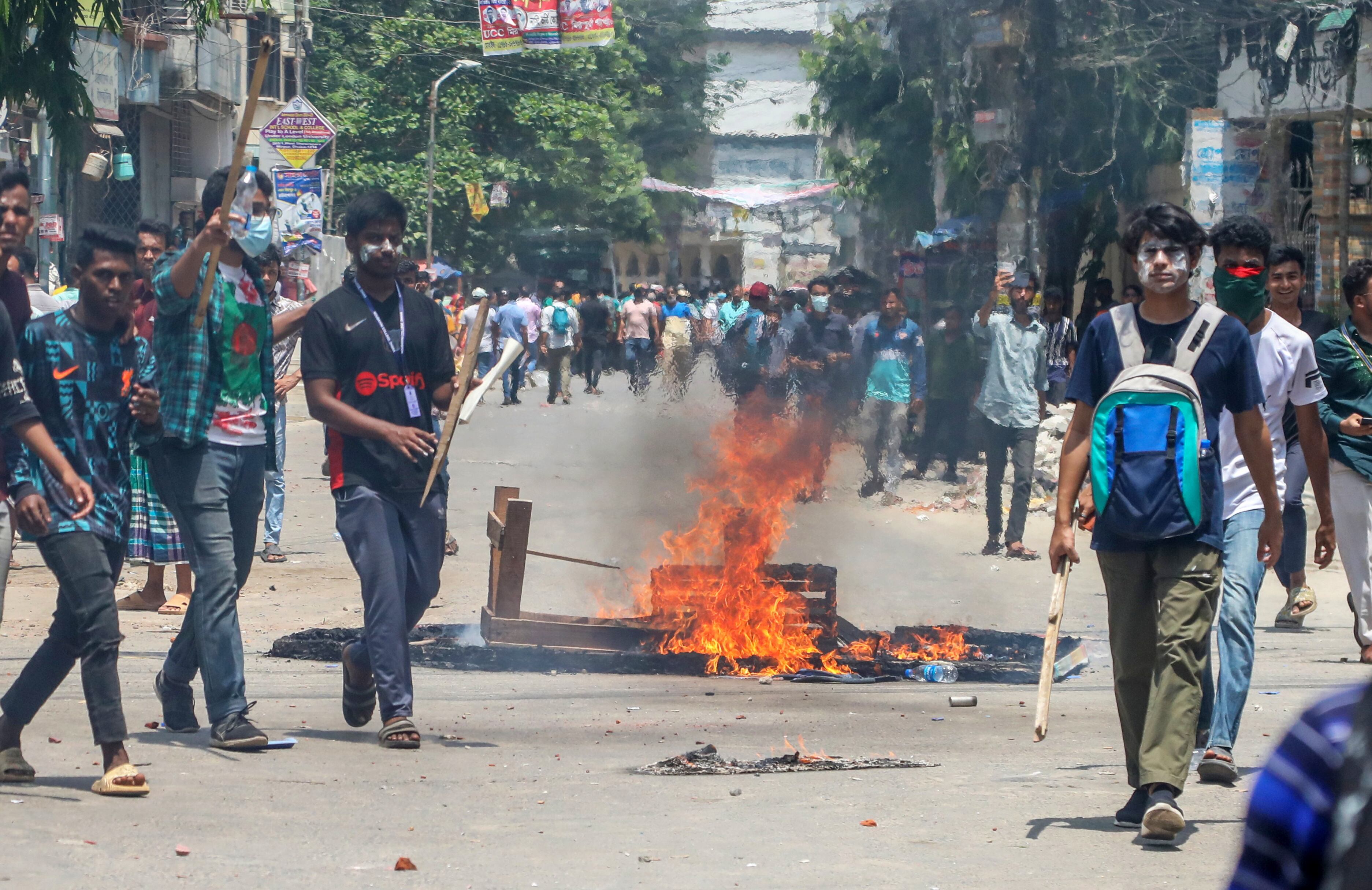 Bangladés interrumpe las telecomunicaciones en plena ola de protestas contra una polémica norma de cuotas de empleo 