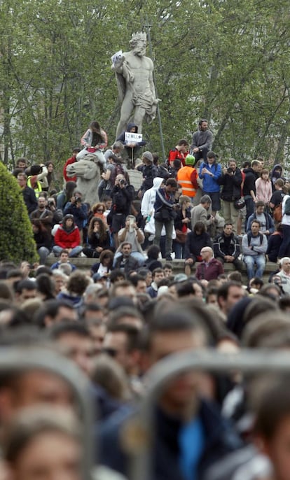 Cientos de personas en la plaza de Neptuno durante la concentración que llama a "asediar" el Congreso.