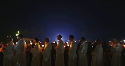 Según las previsiones de la organización, en torno a 35.000 peregrinos llegados asisten a los actos programados en recuerdo de la aparición mariana de 1917, según la religión católica. En la imagen, un grupo de sacerdotes acompañan a la Virgen de Fátima durante la procesión.