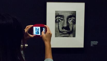 Una visitant fa una foto d'una de les imatges de la sèrie que Philippe Halsman va fer sobre els bigotis de Dalí.