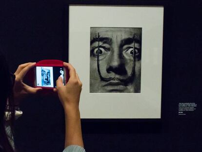 Una visitant fa una foto d'una de les imatges de la sèrie que Philippe Halsman va fer sobre els bigotis de Dalí.