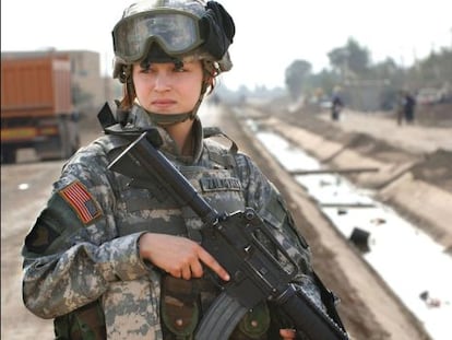 Una soldado estadounidense en Irak en una imagen de 2005