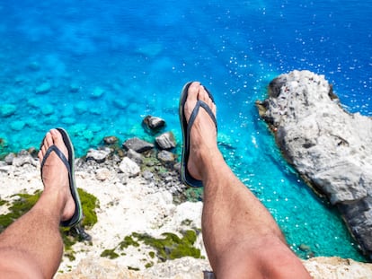 Cómodas y funcionales, las chanclas son un básico del zapatero masculino por estas fechas. GETTY IMAGES.