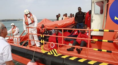 28 inmigrantes que Salvamento Marítimo ha rescatado este lunes en el estrecho de Gibraltar llegan al puerto de Tarifa.